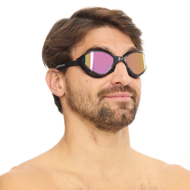 Ajuste de las Buddyswim OzeanX Black Iridium Mirror sobre el rostro