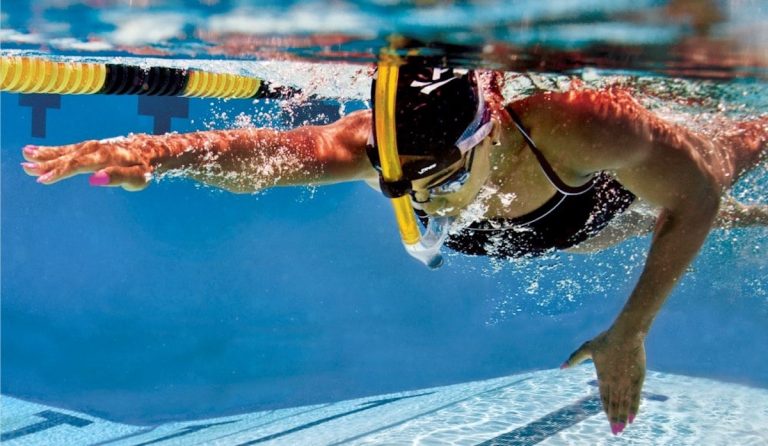 tubo frontal natacion usando