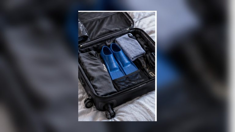 Aletas compactas para viajar: qué llevar en una maleta pequeña