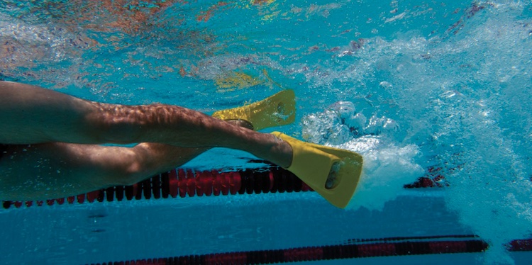 Nadar con aletas: motivos para usar en tus entrenamientos - FETRI